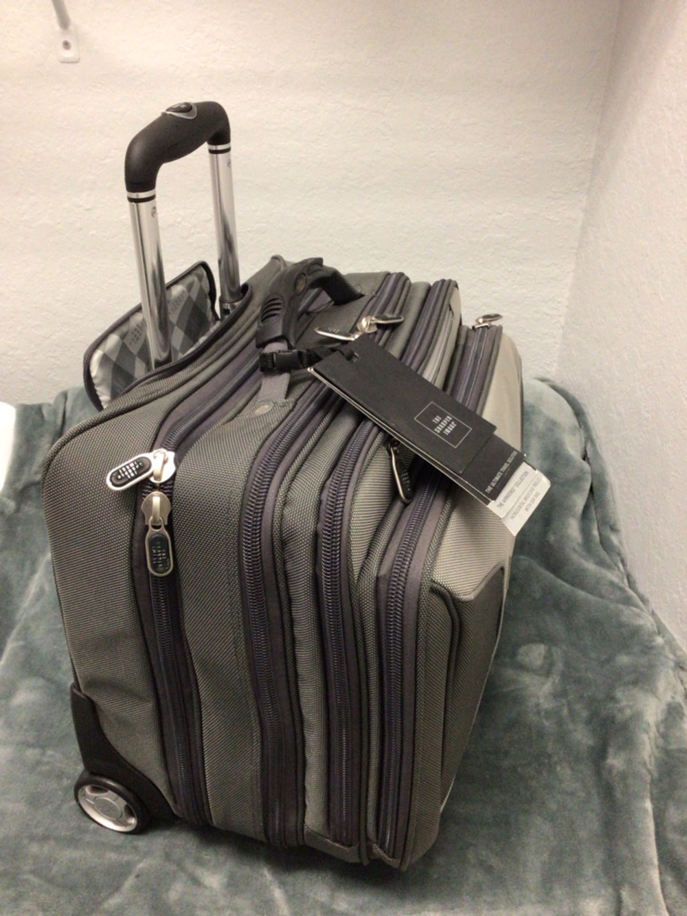 Sharper Image Gray and Dark Gray Rolling Laptop Briefcase - Picture 2 of 8